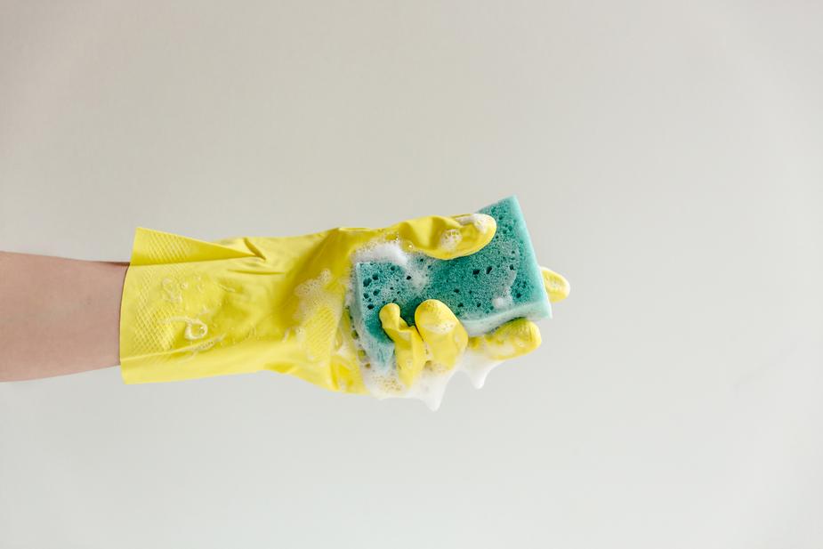 yellow-glove-window-cleaning